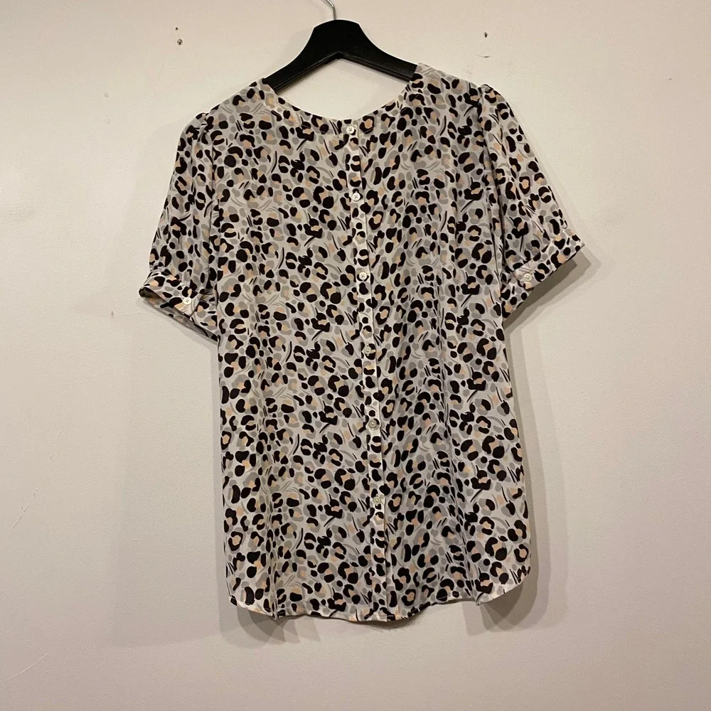 LOFT Womens Leopard Print Short Sleeve Button Back Blouse Grey Peach Medium